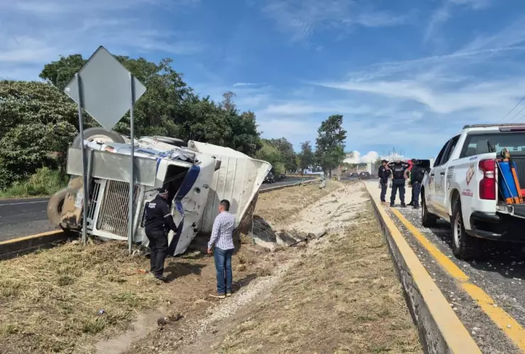 ¡Aparatoso! Vuelca camión con grava en carretera Xalapa-Veracruz ¿Cuántos lesionados hay?