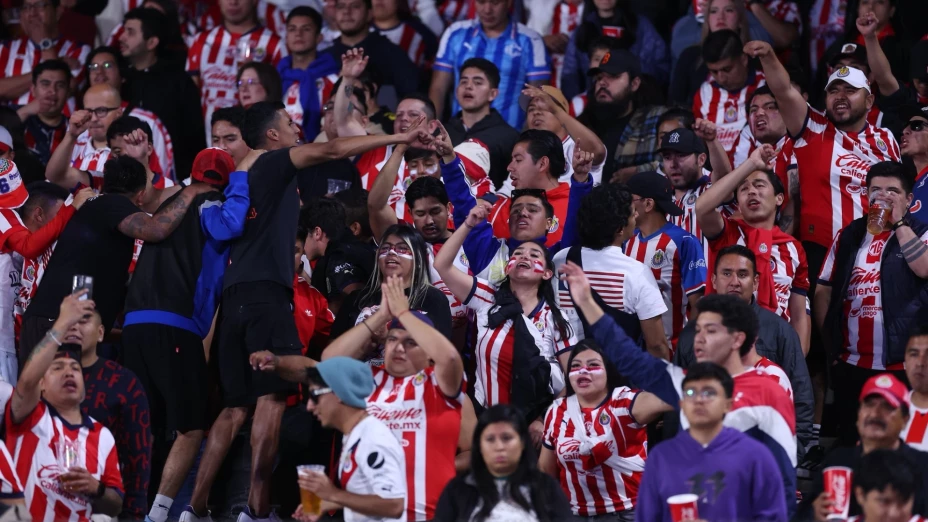Afición de Chivas se enfurece tras el penal de Chicharito