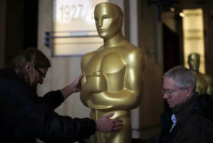 FOTO DE ARCHIVO. Trabajadores instalan la tradicional estatua gigante de los Oscar antes de la ceremonia de entrega de los premios del cine en Hollywood. REUTERS/Rick Wilking