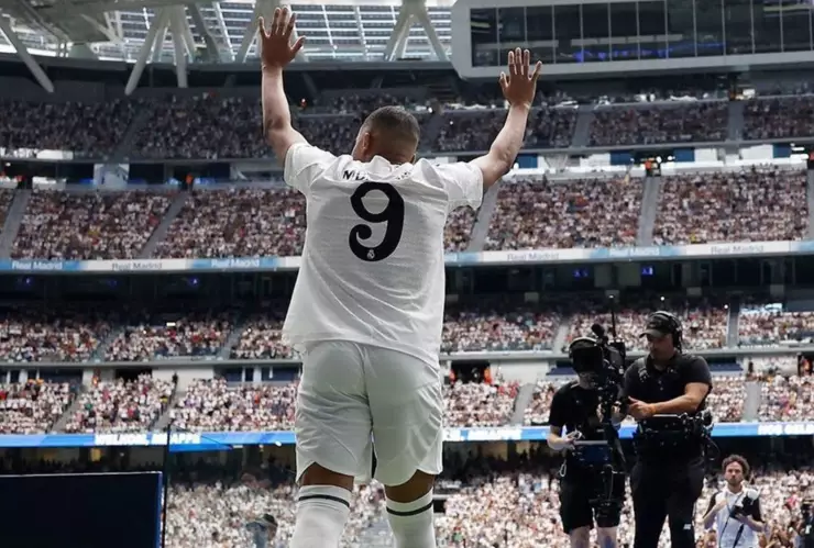 Kylian Mbappé en su presentación con el Real Madrid en el Santiago Bernabéu
