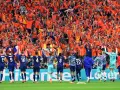 Jugadores de Países Bajos celebran con su afición tras conseguir su pase a Cuartos de Final.jpg