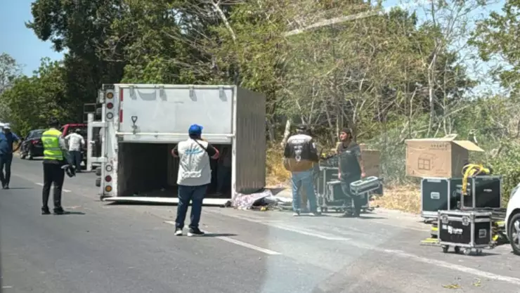 ¡Precaución! Fuerte accidente en la Mérida-Progreso tras volcadura camión de carga