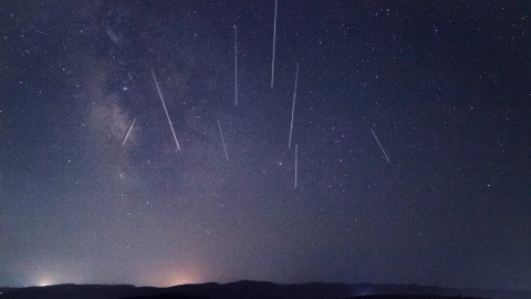 Cómo ver la lluvia de estrellas en abril que coincidirá con el Cometa del Diablo a simple vista