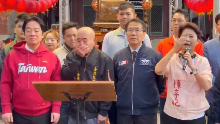 VIDEO_-Líder-religioso-intentó-frenar-el-vómito-con-las-manos-y-salpicó-al-presidente-de-Taiwán.webp