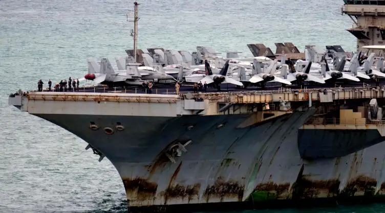 Portaaviones USS Abraham Lincoln en Laem Chabang, Tailandia.