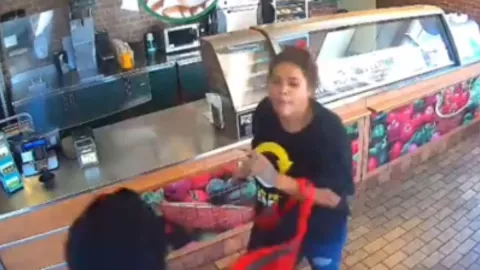 Empleada frustra robo; empresa la despide. (VIDEO)