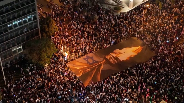 Miles de israelíes protestaron en Tel Aviv por la crisis judicial, en vísperas del Día de la Independencia.