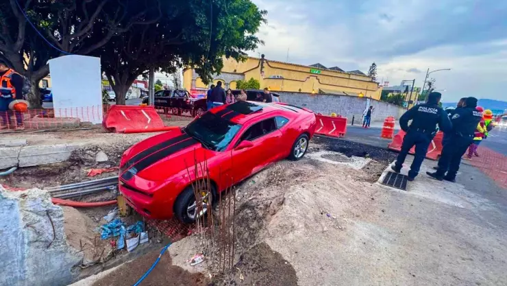Auto de lujo Camaro cae a zanja en Paseo 5 de Febrero Querétaro