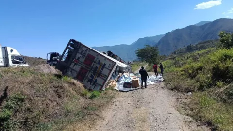 El tráiler volcó a un costado de la autopista Puebla-Orizaba, dejando la carga regada