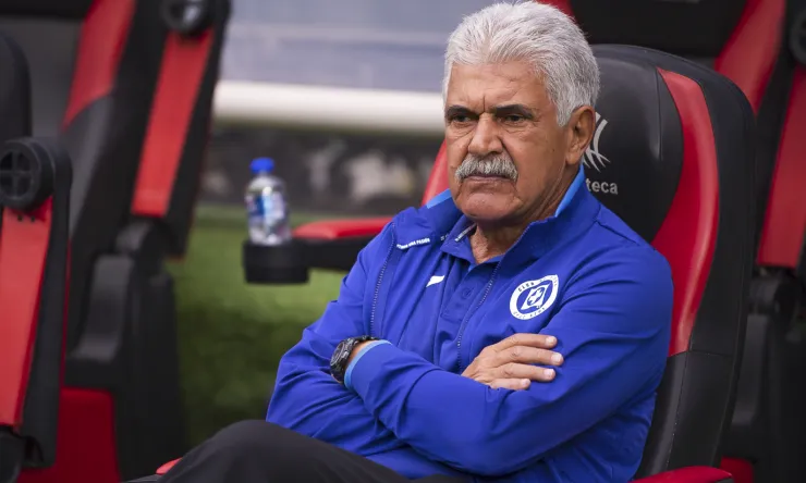 Tuca Ferretti en la banca partido de Cruz Azul Apertura 2023