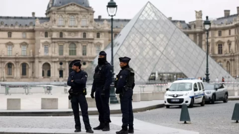 robo al Museo del Louvre