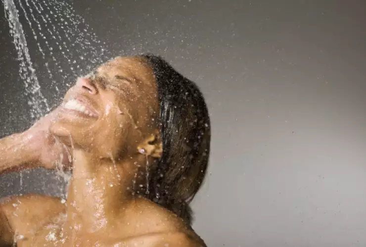 ¿Ducharse en la mañana o noche?