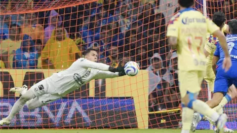 Luis Ángel Malagón ataja un cabezazo de Sepúlveda en la Gran Final del Clausura 2024