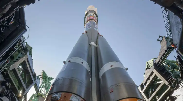 Cohete Soyuz en posición de lanzamiento en Kazajistán.