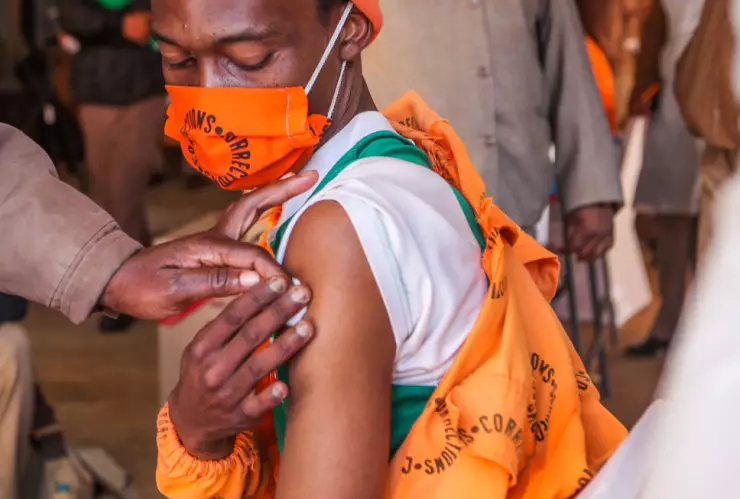 Científicos de Sudáfrica hallan una nueva variante de coronavirus muy mutante