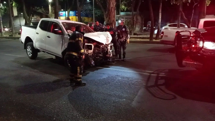 El choque dejó un poste derribado.