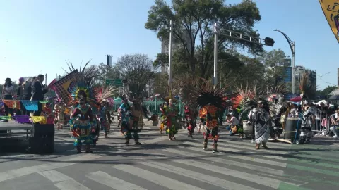 Danzas prehispánicas y batucadas siguen desfilando por calles de la capital del país