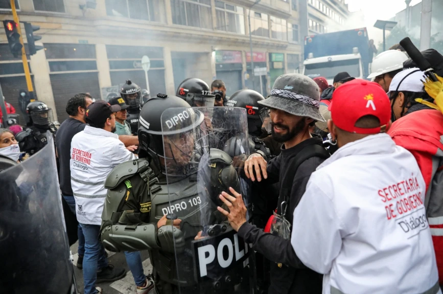 Manifestaciones en Colombia terminan en disturbios.