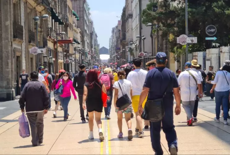 capitalinos caminan en calles del Centro Histórico de la CDMX bajo los intensos rayos del sol