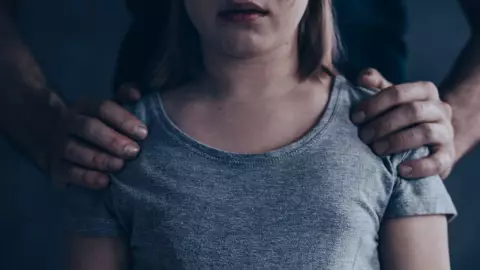 Niña finge su muerte luego de su padre asesinara a su hermana