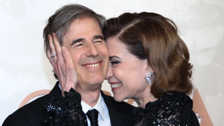 pelicula-estoy-aqui-retrata-mujer-resistio-dictadura-brasil-gano-oscar-2025-actriz-Fernanda-Torres-sonriendo-abraza-director-walter-salles