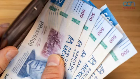 Una persona saca billetes de 500 pesos de su cartera