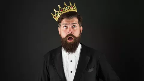 Ser narcisista implica buscar admiración constante y tener dificultades para empatizar.