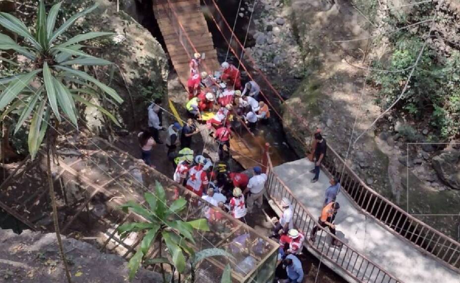 Puente colgante en Cuernavaca se desploma, hay heridos