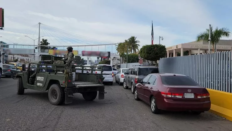Hallan cuerpo de expolicía frente al Congreso