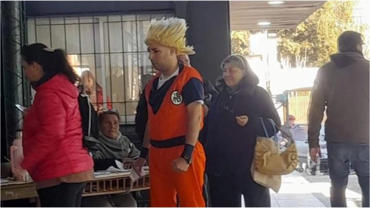 FOTO_ ¡Se hizo canon! Hombre se disfraza de Gokú para ir a votar y se hace viral