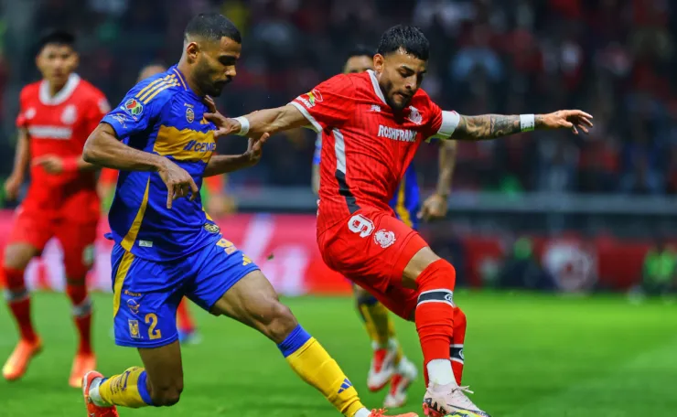 Alexis Vega ante Tigres