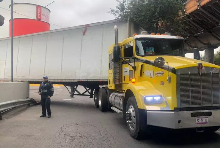 CDMX: Tráiler se atora debajo del Metro Flores Magón y afecta la circulación en avenida Oceanía