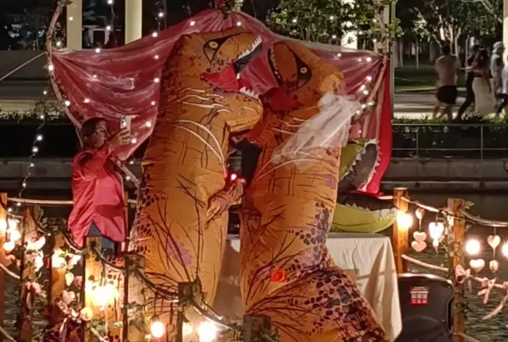 VIRAL_ Se realiza la _Dinoboda_ en Mérida ante decenas de enamorados este Día de San Valentín