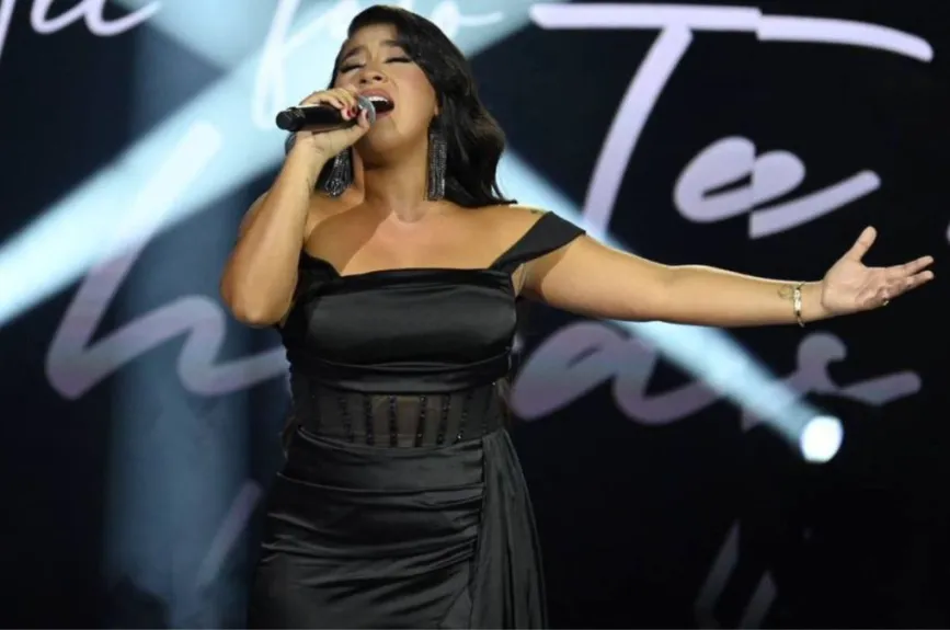 ¡Brisa Santana cantó “Manías” de Thalía! Pero lo que la académica no esperaba era recibir un mensaje de motivación de la misma Thalía, antes de iniciar con su presentación.
Espinoza Paz quedó impresionado con la interpretación de la académica y reconoció que tiene una capacidad vocal para cantar varios géneros musicales.