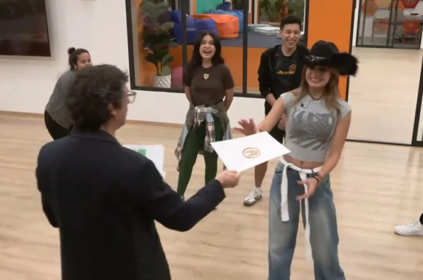 Mar Lara nos cantará una canción hermosa que hará lucir su voz...