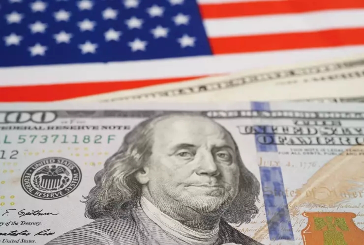 Billetes de dólares sobre bandera estadounidense