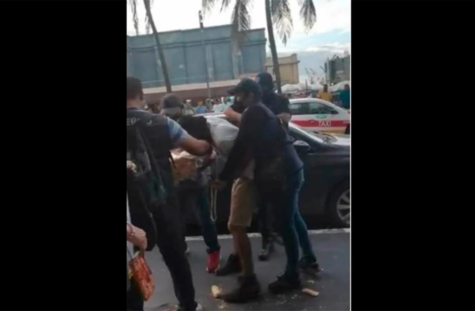 Inspectores del Ayuntamiento de Veracruz retiraron por la fuerza a un panadero que ofrecía su producto en el malecón.