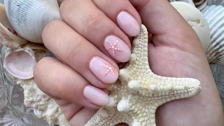 uñas minimalistas para vacaciones de Semana Santa 2026