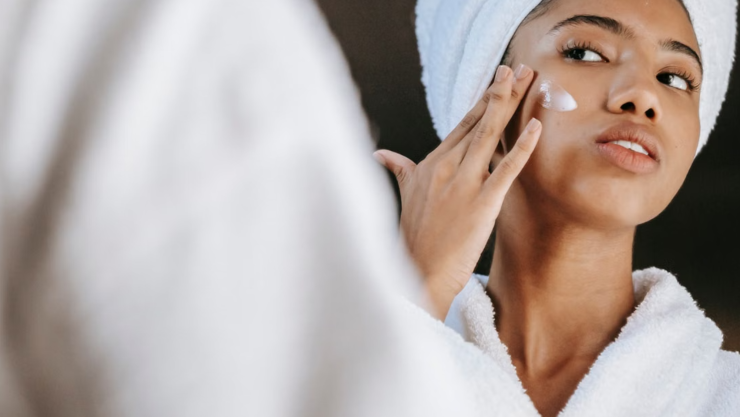 3 ingredientes cosméticos indispensables que debes buscar en tu suero de noche si quieres cerrar los poros abiertos