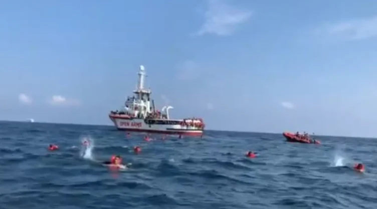 migrantes lanzan mar mediterrano ingresar italia.jpg
