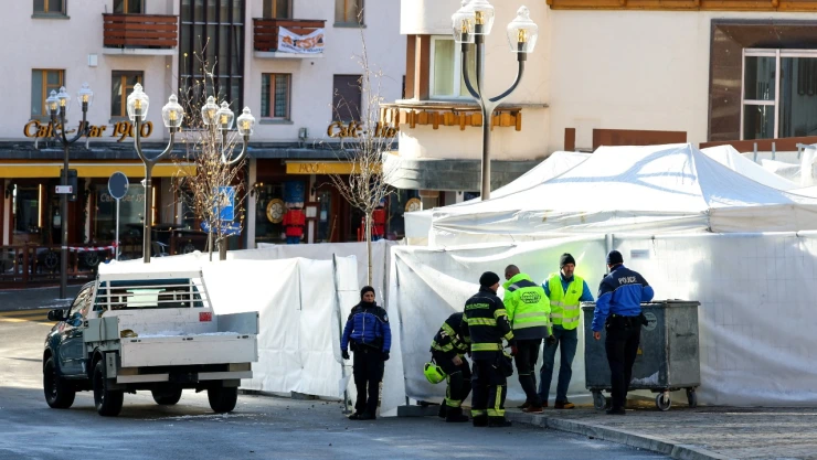 El personal de emergencia trabaja en el lugar de una explosión e incendio en el bar “Le Constellation”, donde varias personas murieron y otras resultaron heridas después de que una explosión arrasara una concurrida fiesta de Nochevieja, según la policía suiza, en la exclusiva estación de esquí de Crans-Montana, en el suroeste de Suiza , el 1 de enero de 2026.