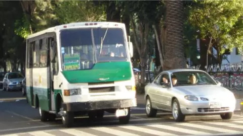 Microbuses y combis exigen aumento de tarifas