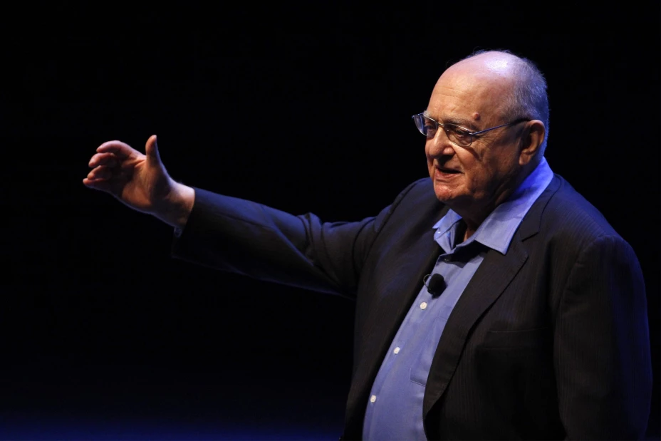 PUEBLA, PUEBLA, 06NOVIEMBRE2015.-  El economista y conferencista profesional, David Konzevik, participa en las conferencias del “Festival de las Mentes Brillantes” Ciudad de las Ideas (CDI) realizado en el Auditorio Metropolitano de Puebla. Konzevik en el año 2000 pronosticó en la UNESCO, en París en su “Teoría de la Revolución de las Expectativas”, los levantamientos y rebeliones que se están produciendo en distintos lugares del mundo, en democracias y dictaduras. Decidió temprano en su vida no ser una persona pública: no ha dado entrevistas, no va a la radio ni a la televisión, no escribe artículos ni libros, no tiene página en internet ni pertenece a ninguna red social.
FOTO: HILDA RÍOS /CUARTOSCURO.COM