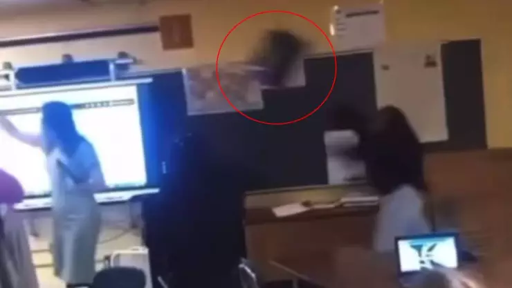 VIDEO_ Alumna avienta una silla a su maestra y la deja inconsciente.jpg