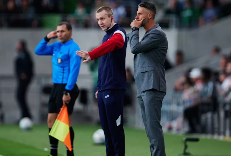 Martín Demichelis dirige durante un partido