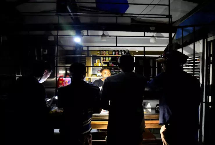 Fotografía de un hospital cubano funcionando con generadores de emergencia durante un apagón.