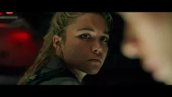 Tiene una personalidad sarcástica y directa, lo que aporta humor y humanidad al grupo.