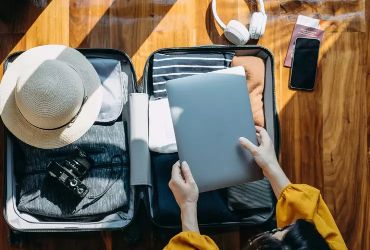 Dispositivos en un avión para la maleta documentada