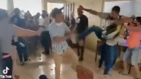 Junta de padres de familia termina en batalla campal