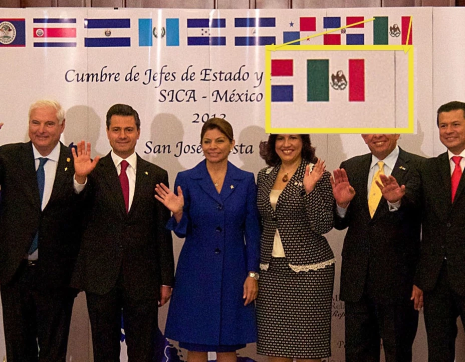 La bandera de México que se colocó en la Cumbre SICA-México fue ‘retro’